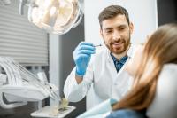 A-dentist-giving-oral-cancer-screening